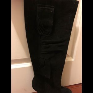 White House Black Market Shiloh bow boots size 6